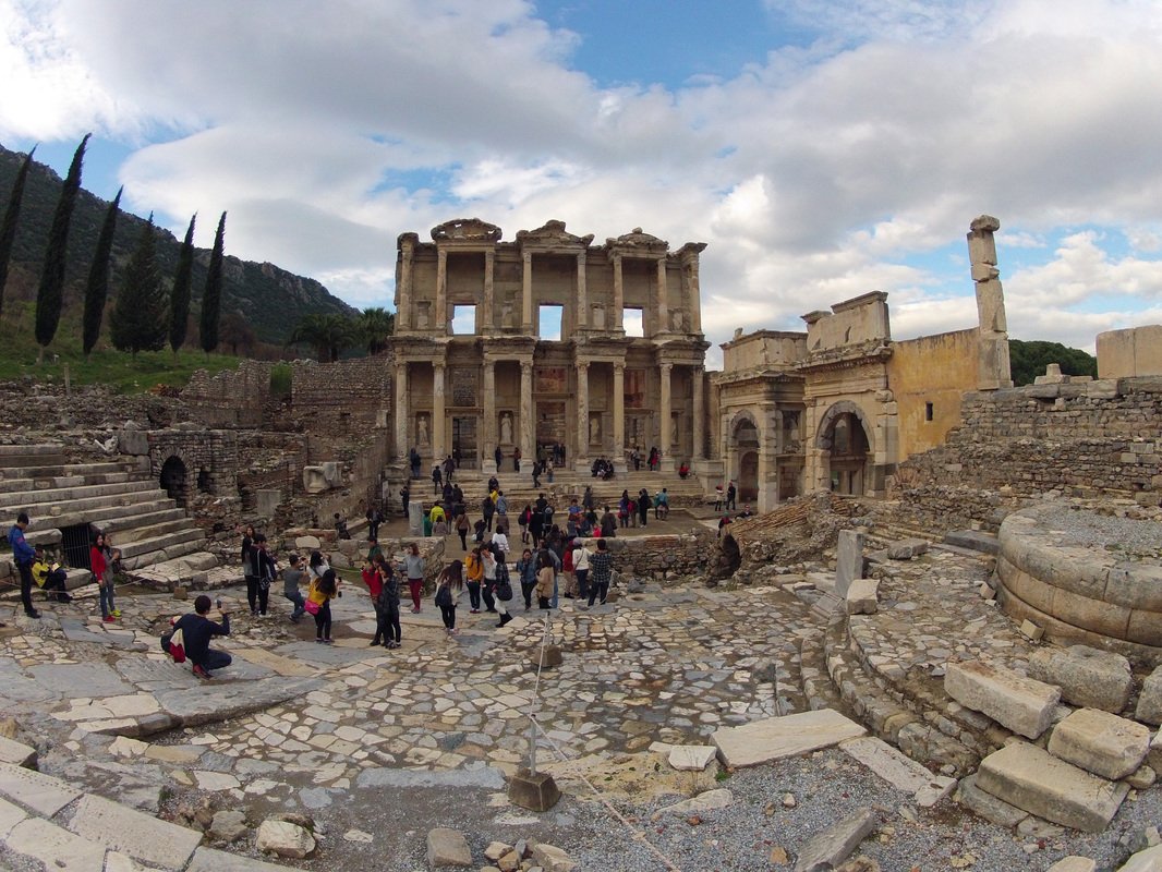 A Fascinante História da Biblioteca de Alexandria e Seu Legado